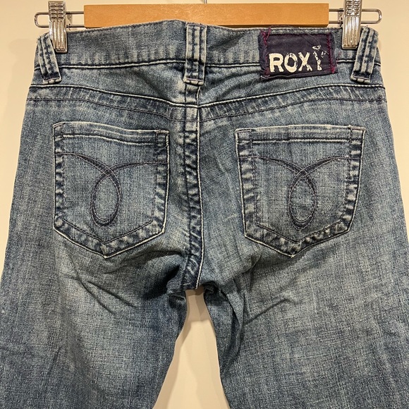Low rise Roxy jeans, brand distressed, straight leg - Picture 9 of 12